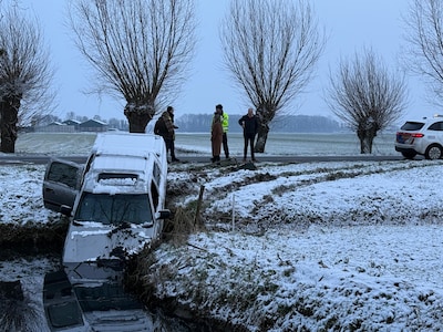 Automobilist rijdt water in door gladheid in Buren
