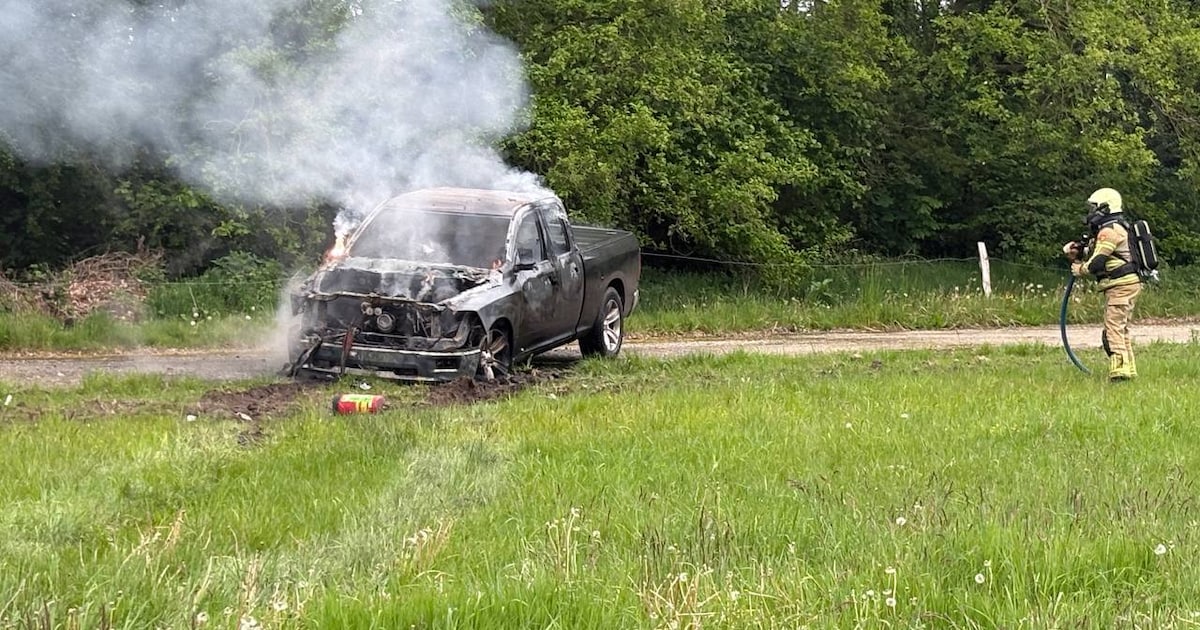 Pick-up uitgebrand op de Radewijkerweg in Radewijk