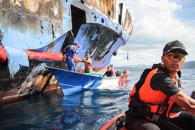 Doden en 41 vermisten door brand op veerboot in Indonesië