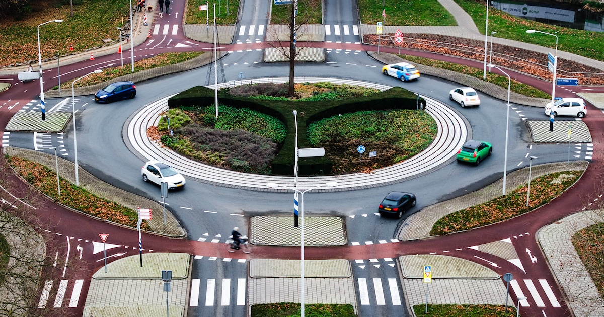 Waarom het na dure opknapbeurt nog steeds misgaat op deze Papendrechtse rotonde: ‘Het is niet goed d