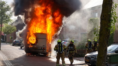 Caravan volledig uitgebrand in woonwijk Heesch, buurtbewoners spreken over ontplofte gasfles