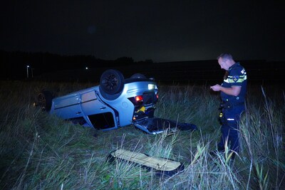 Auto over de kop geslagen na botsing met lantaarnpaal langs N471 bij Rotterdam