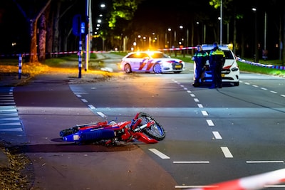 Motorrijder zonder verlichting en kenteken botst op politieauto in Tilburg: bestuurder gewond