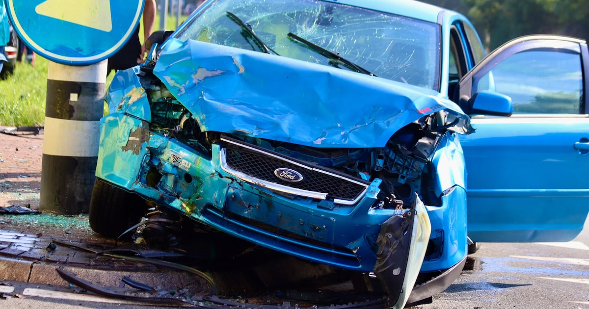 Veel schade bij ongeval met drie auto's op N201 in Cruquius