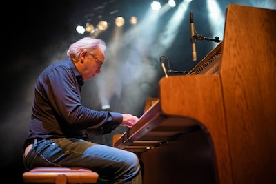 Componist Ron Adelaar treedt op met meditatieve pianomuziek in Tilburg