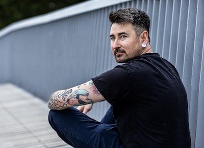Na een moeilijke tijd kreeg Wayne van tattoo-artiest een verrassing: een pornoactrice op zijn lijf