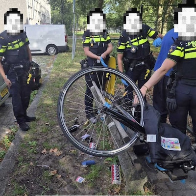 Verdachte van autokraken vlucht voor politie en maakt salto met fiets over bankje