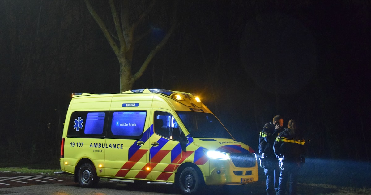 Auto belandt in de sloot in Scharendijke: man onder modder en slootwater