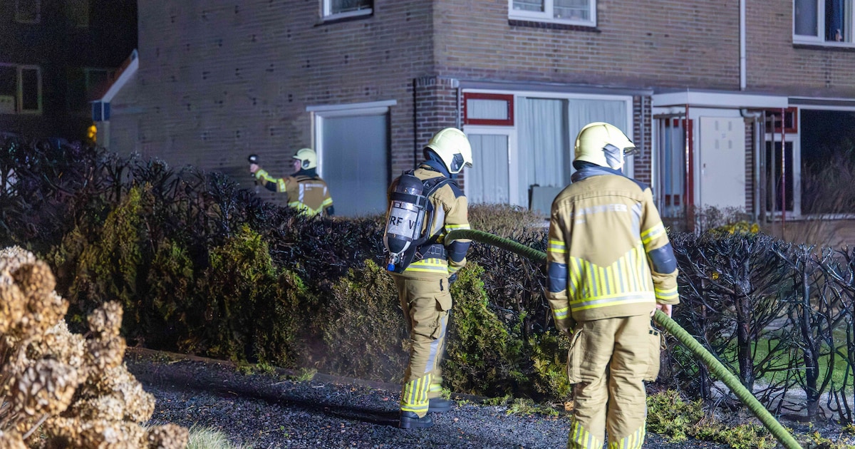 Struikgewas voor huis aan Harddraversdijk in Drachten vliegt in de fik