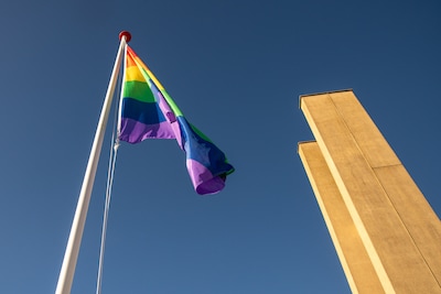 Regenboogvlaggen in Oldebroek al dezelfde dag gestolen: ‘Dit is toch wel bijzonder sneu’
