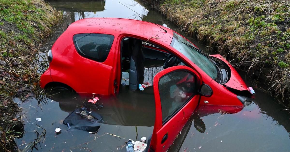 Auto lag uren in de sloot in Vianen, maar de bestuurder is spoorloos