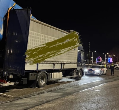 Vrachtwagen knalt op viaduct A50 bij Eindhoven: verkeerspolitie ontdekt daarna van alles