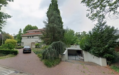 Een feestje bouwen tijdens het WK: in deze villa kan dat in je eigen bruine kroeg