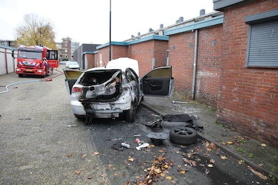 Auto zwaar beschadigd door brand aan de Mgr. Nolensstraat in Apeldoorn