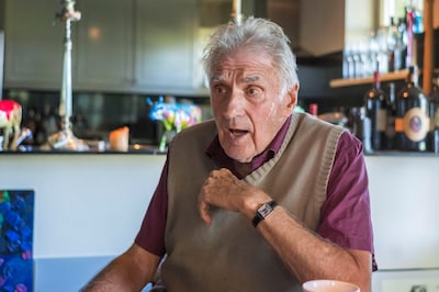 Overvallers dreigen oor Twentse autohandelaar Piet (82) af te knippen: ‘Dat moet dan maar’