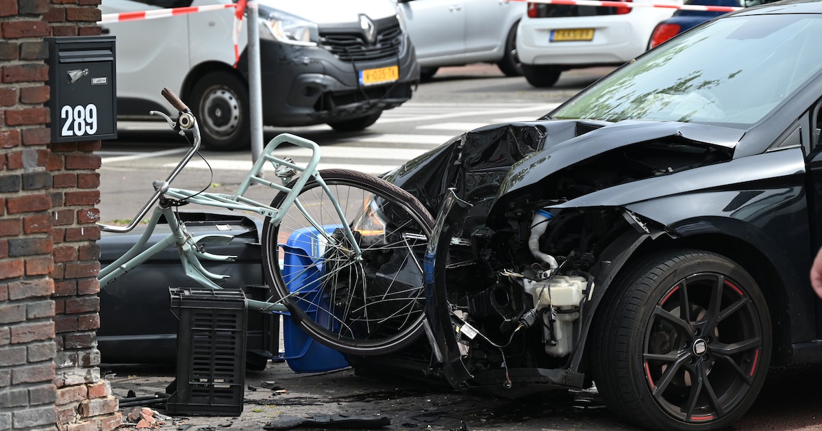 Auto crasht tegen woning in Leeuwarden