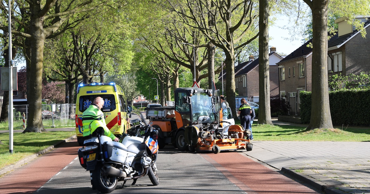 Auto en gemeentelijke grasmaaier botsen op Akeleistraat in Wierden