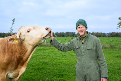 ‘Koolstofboer’ Niels (50) uit Wagenberg laat zijn koeien op natuurlijke wijze grazen: ‘Je proeft het