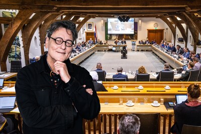 Wie vandaag plaatsneemt in die politieke arena, ‘dealt’ niet met louter dossiers