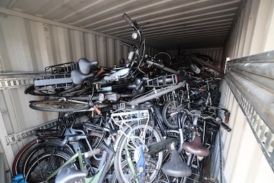 Politie valt Haagse woning binnen en vindt 120 gestolen fietsen opgestapeld tot aan plafond