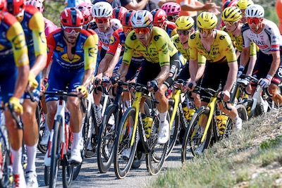 Feest bij Visma-Lease a Bike in de Vuelta: toptalent Matthew Brennan sprint op machtige wijze naar ritzege