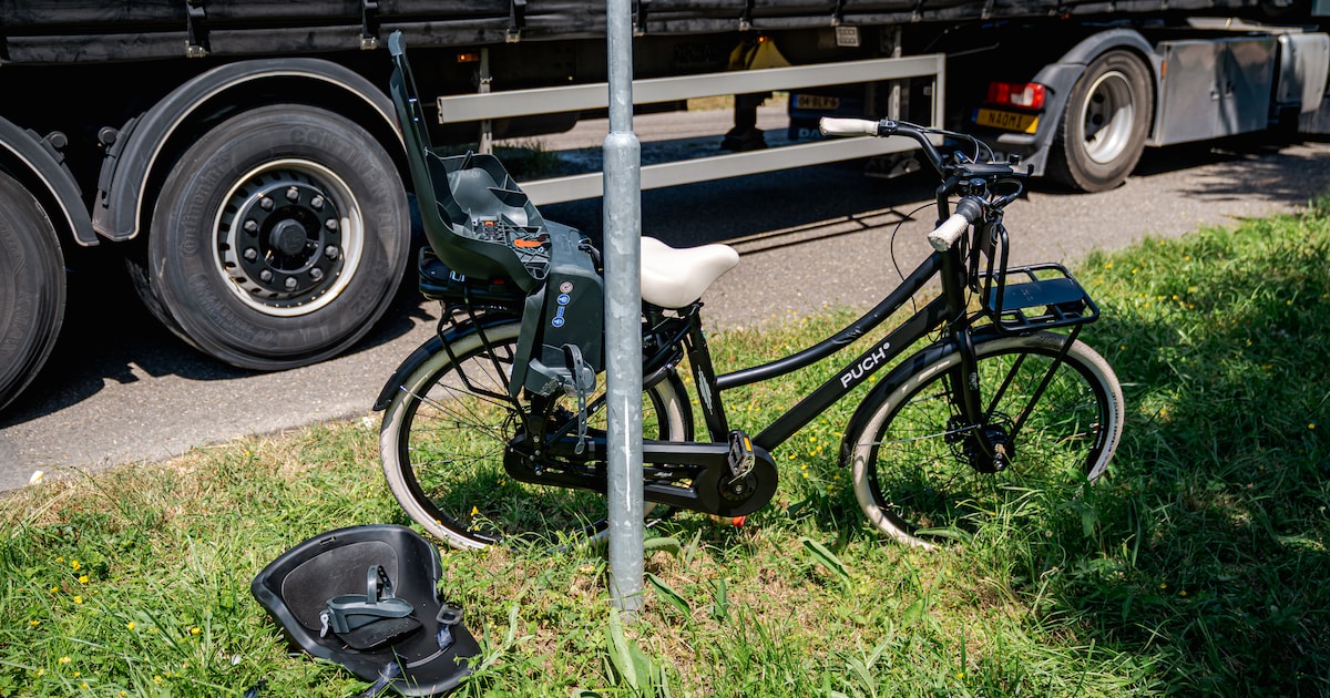 Twee gewonden na botsing met vrachtwagen in Ridderkerk