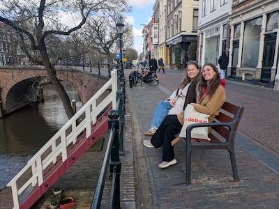Even chillen: daarom staan er nieuwe bankjes op de Oudegracht