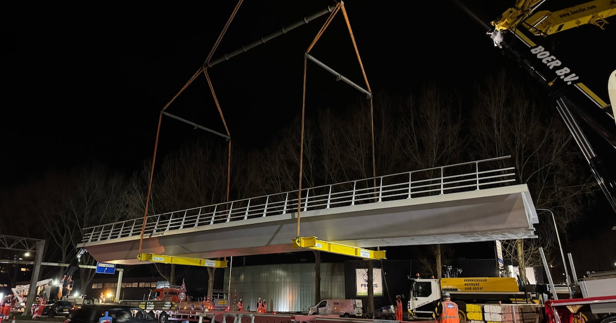 Laatste brugdelen Eendenpullenbrug geplaatst in Oostzaan