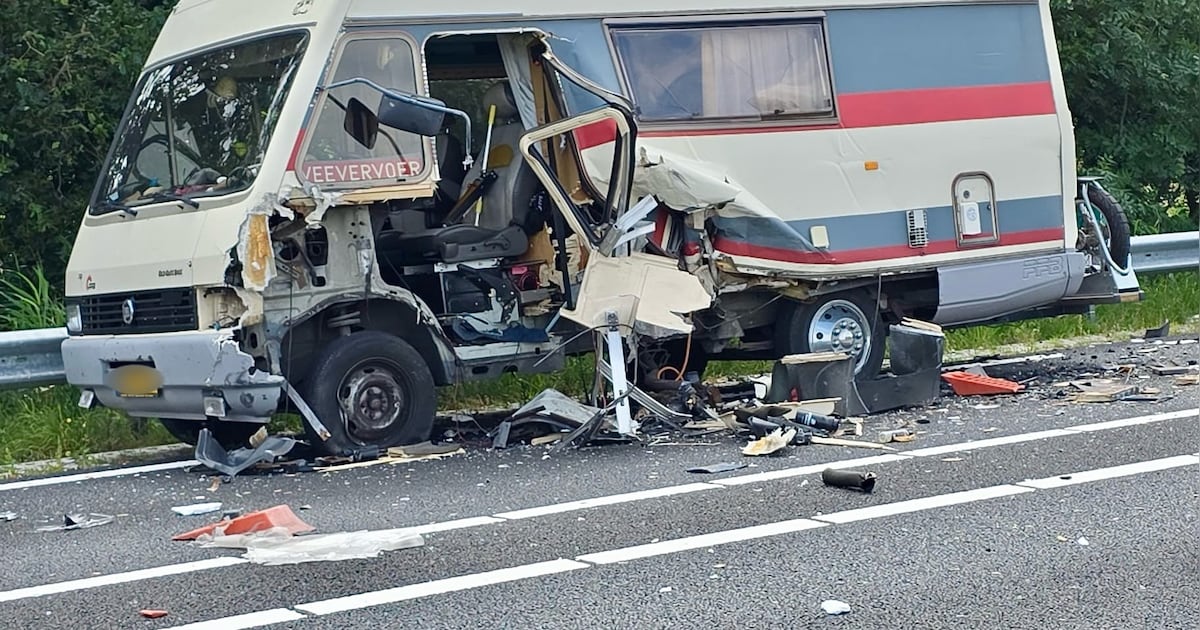 Veel schade na ongeval camper en auto's op N99 bij Breezand