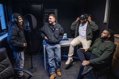 Jan (18) hing veel op straat, bij On The Block werd hij rapper Jasiu: ‘Dit is mijn therapie’