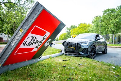 Automobiliste rijdt lantaarnpaal met KFC-bord omver in Rotterdam-West