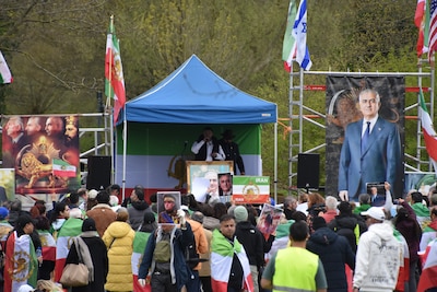 Demonstratie voor Amerikaanse ambassade in Wassenaar tegen regime in Iran