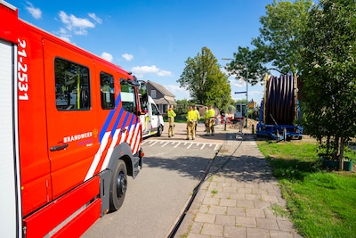 Gasleiding geraakt bij werkzaamheden in Oijen, brandweer zet omgeving af