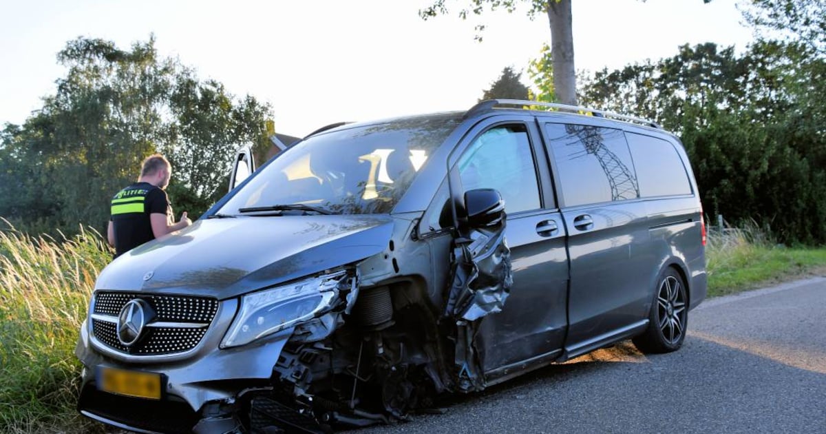 Personenbus verliest wiel na aanrijding met auto in Schore