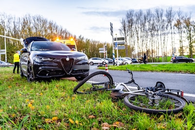 Fietser raakt gewond na botsing met auto bij oprit A73
