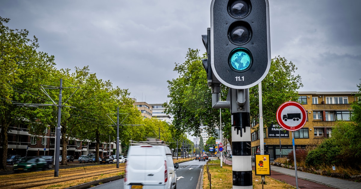 Mysterie rondom verkeerslichten in Rotterdam: wie plakt wereldbollen op de groene lenzen?