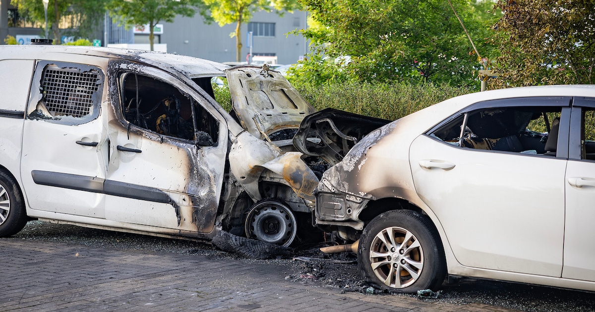 Twee auto’s uitgebrand op parkeerterrein hotel in Badhoevedorp