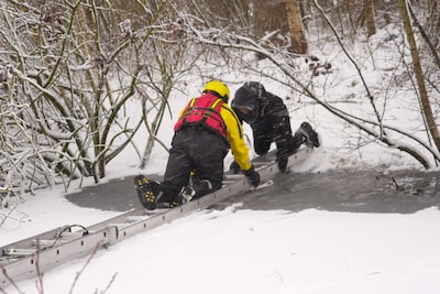 Jongen zakt door het ijs in Helmondse vijver, brandweer schiet te hulp