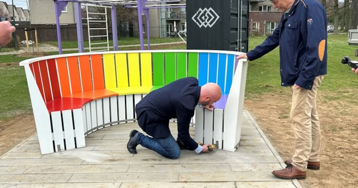 Eerste regenboogbankje in Maasbracht geplaatst: 'Iedereen is welkom en mag zichzelf zijn'