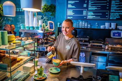 Elke dag een cappuccino zonder af te rekenen: Rotterdams koffieabonnement gaat viraal, maar is het écht voordelig?