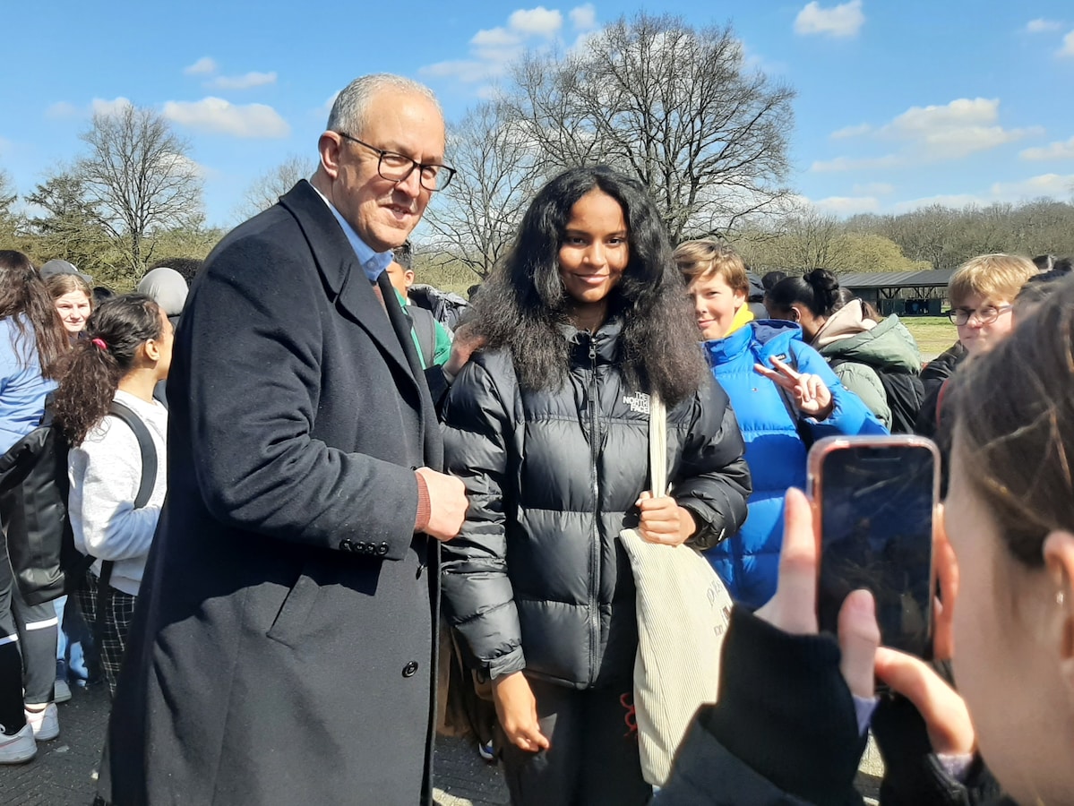 Aboutaleb confronteert kinderen in Westerbork: ‘Je kunt op allerlei ...