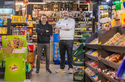 buurtwinkel-mr-sam-ali-fikrey-r-en-wessam-naast-levensmiddelen-verkopen-ze-er-ook-drank-en-rookwaren-den-haag-20-01-26-foto-frank-jansen