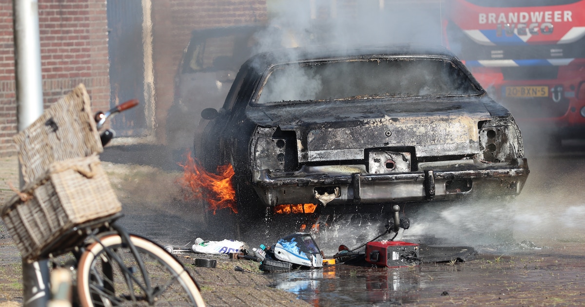 Auto vliegt in brand tijdens werkzaamheden aan voertuig in Almelo