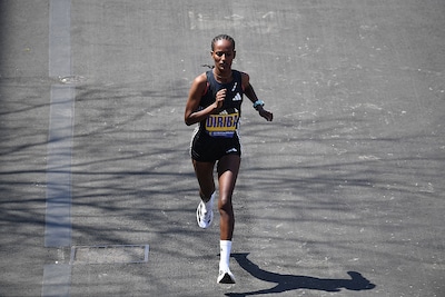 Buze Diriba loopt parkoersrecord marathon Amsterdam, ook Ethiopische zege bij mannen