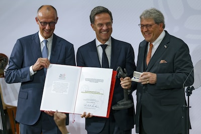 Navo-topman Rutte waarschuwt tijdens uitreiking van vredesprijs voor Russische dreiging: ‘Europa is doelwit’