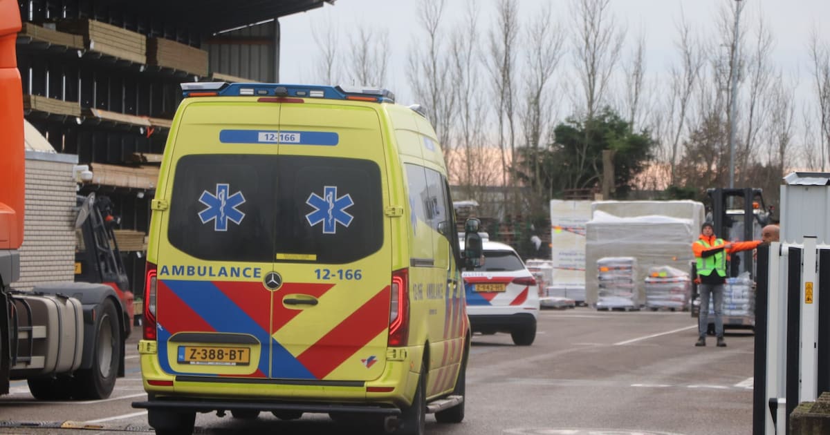 Ongeluk met heftruck op bedrijventerrein op Bennebroekerdijk in Cruquius