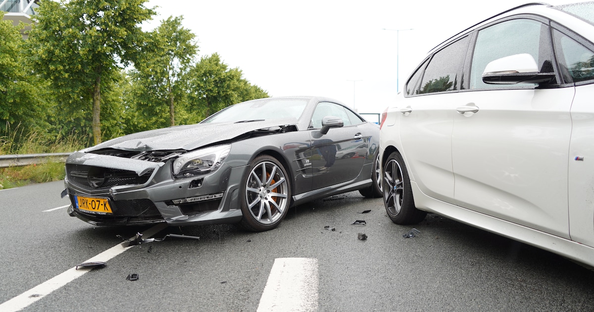 Kettingbotsing met drie auto's op de Oostweg in Zoetermeer