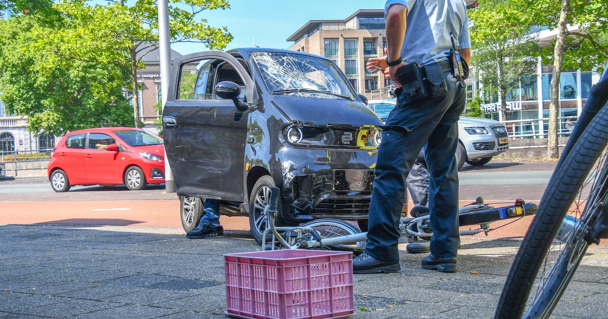 Fietser komt in botsing met brommobiel in Leeuwarden