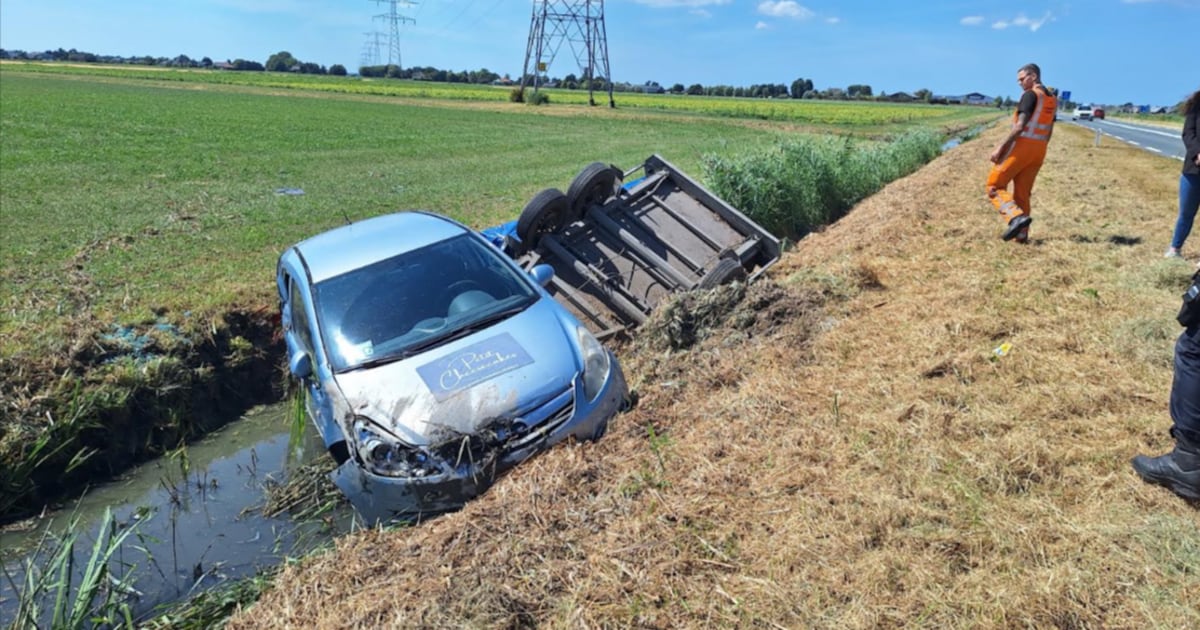 Auto met aanhanger beland in water langs N194 in Spierdijk
