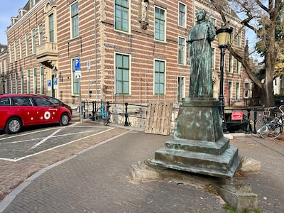 Mysterie opgelost: hierom staat dit beeld van de paus permanent op houten blokken